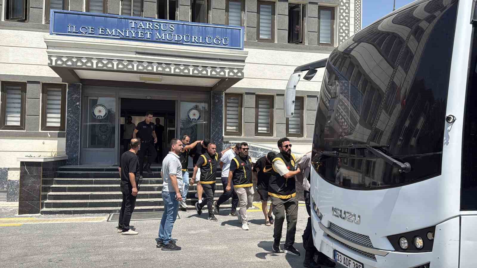 tarsus-ta-alacak-verecek-kavgasi-kanli-bitti-2-kuzen-oldu-6-supheli-adliyede