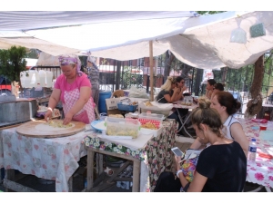 Bu Pazarda Sadece Kadınlar Çalışıyor