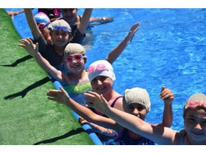 Dursunbey’de Çocukların Havuz Keyfi