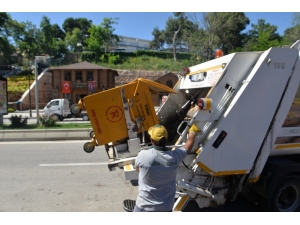 Çöp Konteynırları Yıkanarak Dezenfekte Ediliyor