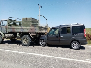 Hafif Ticari Araç Askeri Araca Çarptı: 1 Yaralı