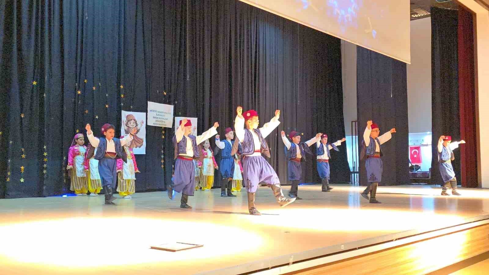 miniklerin-halk-oyunlari-geceleri-begeni-topladi
