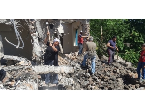 Ekmek Parasını Erkeklerle Birlikte Balyoz Sallayıp Çıkarıyor