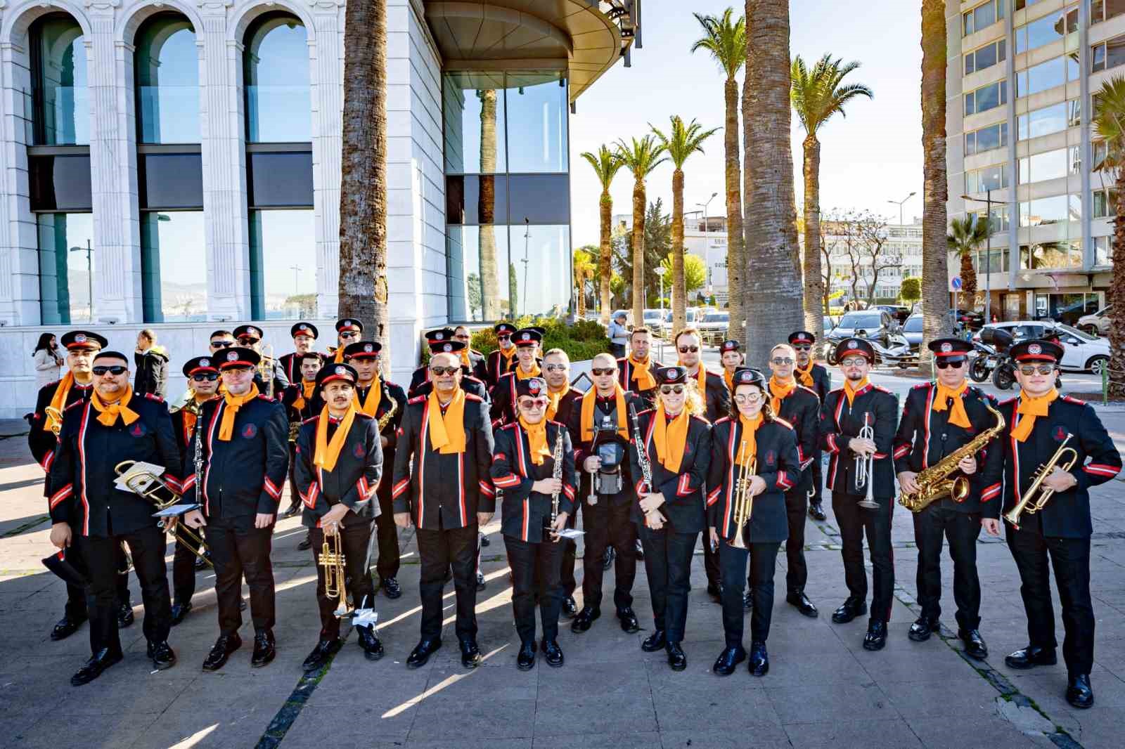 izmir-in-tarihine-83-yildir-muzikle-taniklik-ediyorlar
