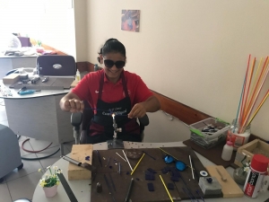 Şampiyon Eda Yıldırım Halı Dokudu, Cam İşledi