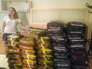 Tartıştığı Komşusuyla Uzlaşma Yoluna Gidip 600 Kilo Kedi Ve Köpek Maması Aldı