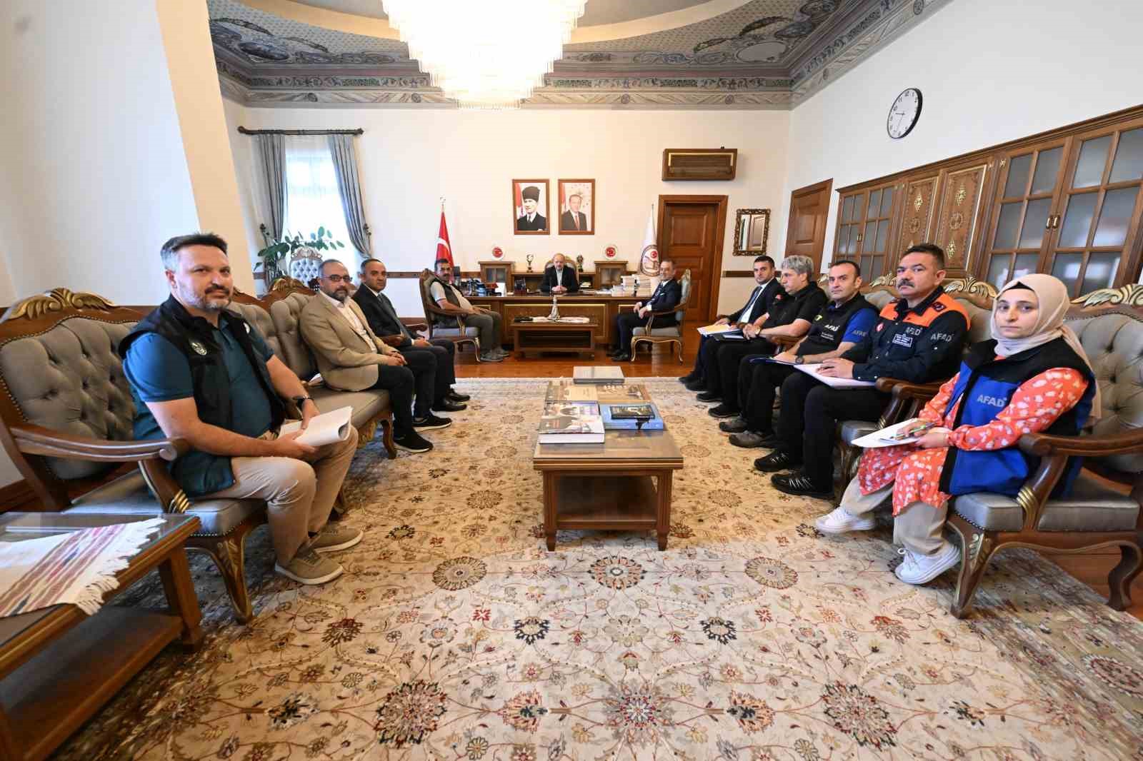 kastamonu-icin-kuvvetli-saganak-uyarisi-alinan-tedbirler-icin-toplanti-yapildi