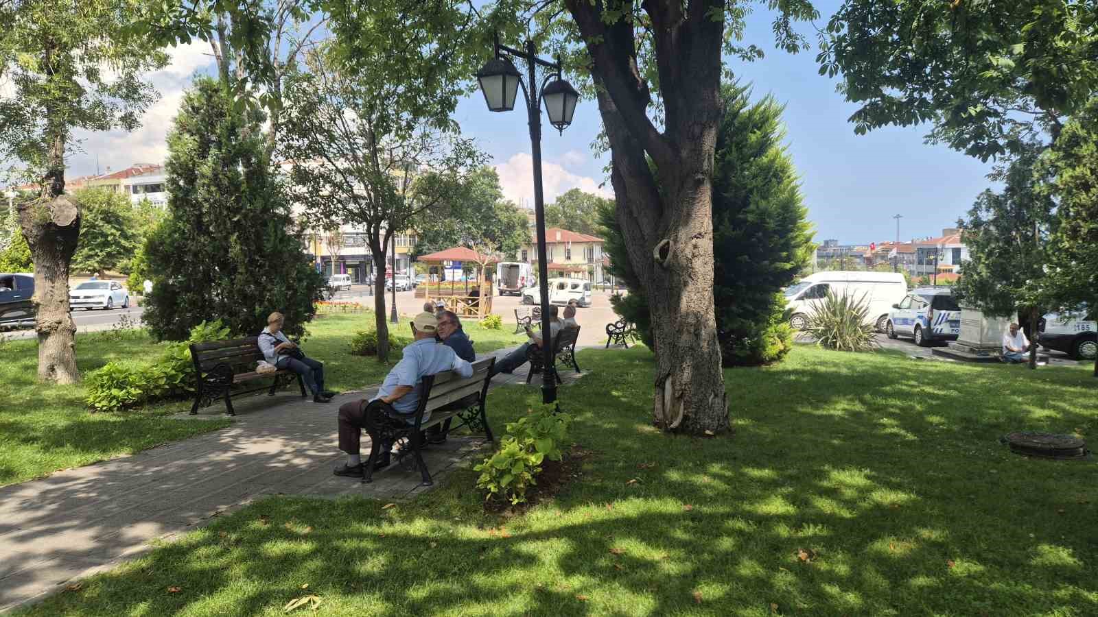 tekirdag-da-sicaktan-bunalanlar-golgelik-alanlara-sigindi