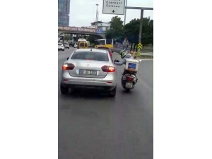 Arızalanan Motosikletiyle Otomobilin Camına Tutunup Seyahat Eden Motosikletli Kamerada