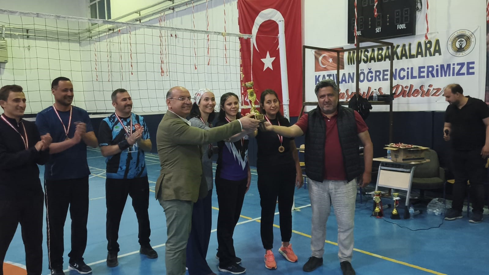 sehit-ogretmen-anisina-duzenlenen-voleybol-turnuvasi-sona-erdi