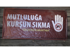 Köy Muhtarı Dev Afiş Yaptırıp Köy Meydanına Astı