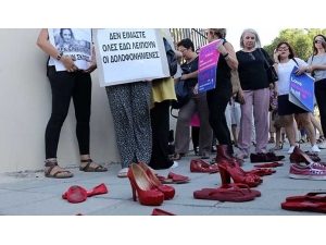 Güney Kıbrıs’ta "Kırmızı Ayakkabılı" Protesto