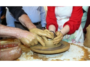 Minik Eller Çömlek Yaptı