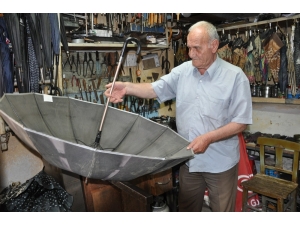 Bu Meslek Türkiye’de Sayılı: Şemsiye Tamirciliği