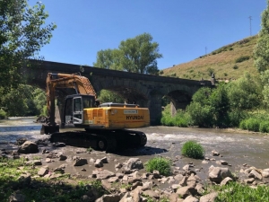 Tarihi Taş Köprünün Onarımı Yapılıyor