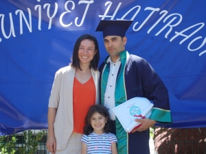 Okul Birincisi Olan Öğrenci, Öğretim Görevlisi Eşinden Diplomasını Aldı