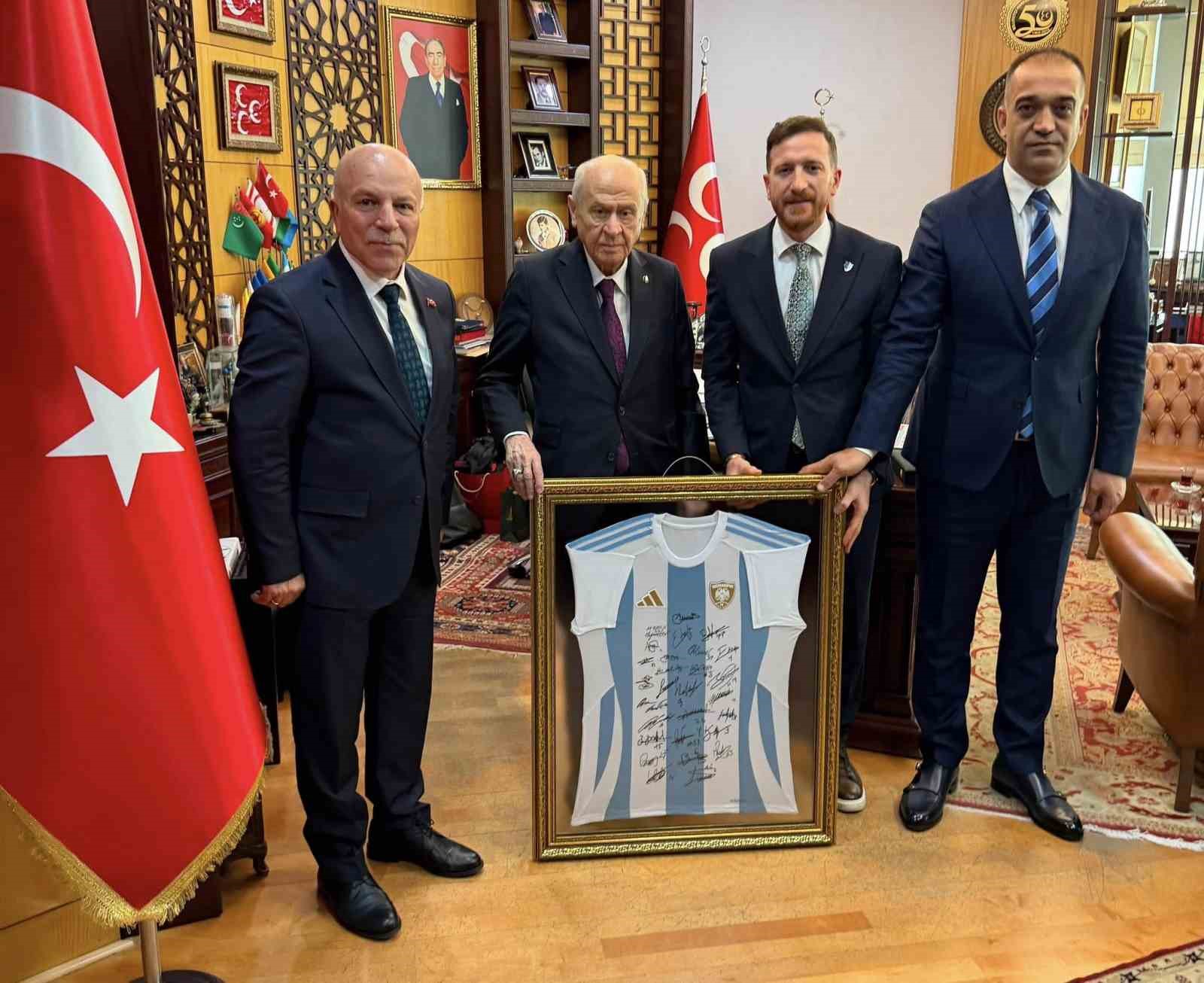 mhp-lideri-bahceli-ye-erzurumspor-formasi-takdim-edildi