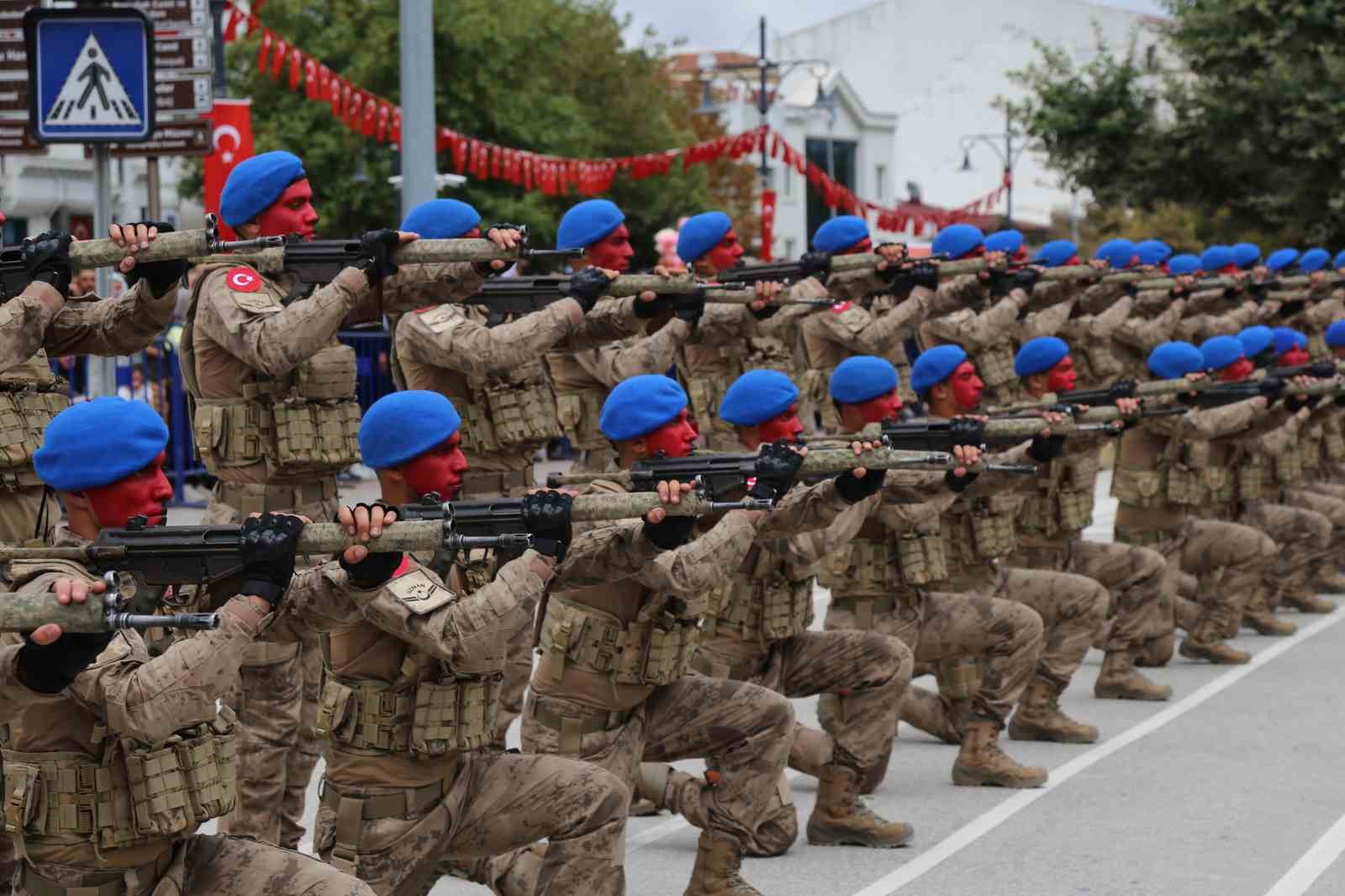 30-agustos-zafer-bayrami-nda-jandarma-komandolardan-mest-eden-gosteri