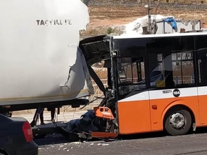 Belediye Otobüsü Tıra Çarptı: 1 Yaralı