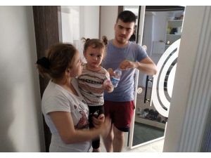 Odasında Mahsur Kalan 3 Yaşındaki Kızı İtfaiye Merdivenle Kurtardı