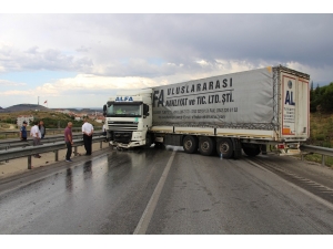 Kontrolden Çıkan Tır, Karayolunu Trafiğe Kapattı