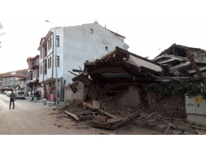 Kastamonu’da 3 Katlı Tarihi Bina Çöktü