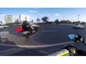 İstanbul’da Motosikletli Kurye Müşterilere Siparişleri Tek Teker Üzerinde Götürdü