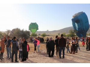 On Binlerce Kişi Görsel Şöleni İzlemek İçin Kapadokya’ya Akın Etti