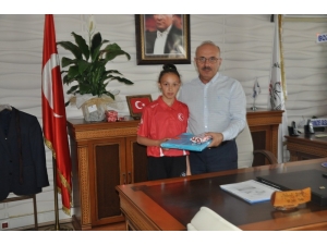 Türkiye Şampiyonu Tekvandocu Yangın, İlçe Milli Eğitim Müdürü Mahmut Demir’i Ziyaret Etti