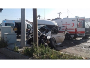 Afyonkarahisar’da Tır İle Minibüs Çarpıştı, 14 Yaralı