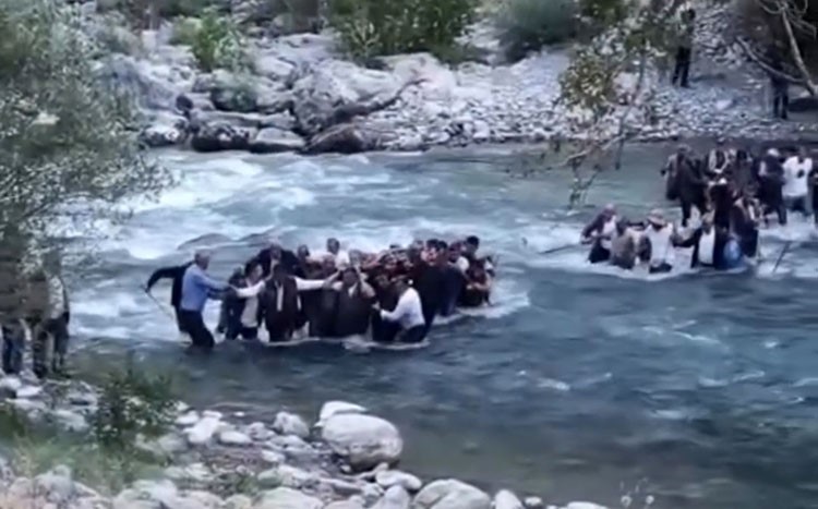 yuksekova-da-sarp-arazide-aci-haber-hayatini-kaybeden-adamin-cenazesi-dereden-gecirilip-omuzlarda-tasindi