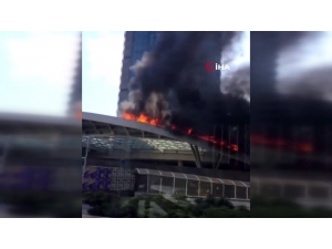 Zincirlikuyu’da Bir Avm’nin Giriş Bölümünde İzolasyon Malzemeleri Nedeniyle Yangın Çıktı. Olay Yerine Çok Sayıda İtfaiye Ekibi Sevk Edildi .