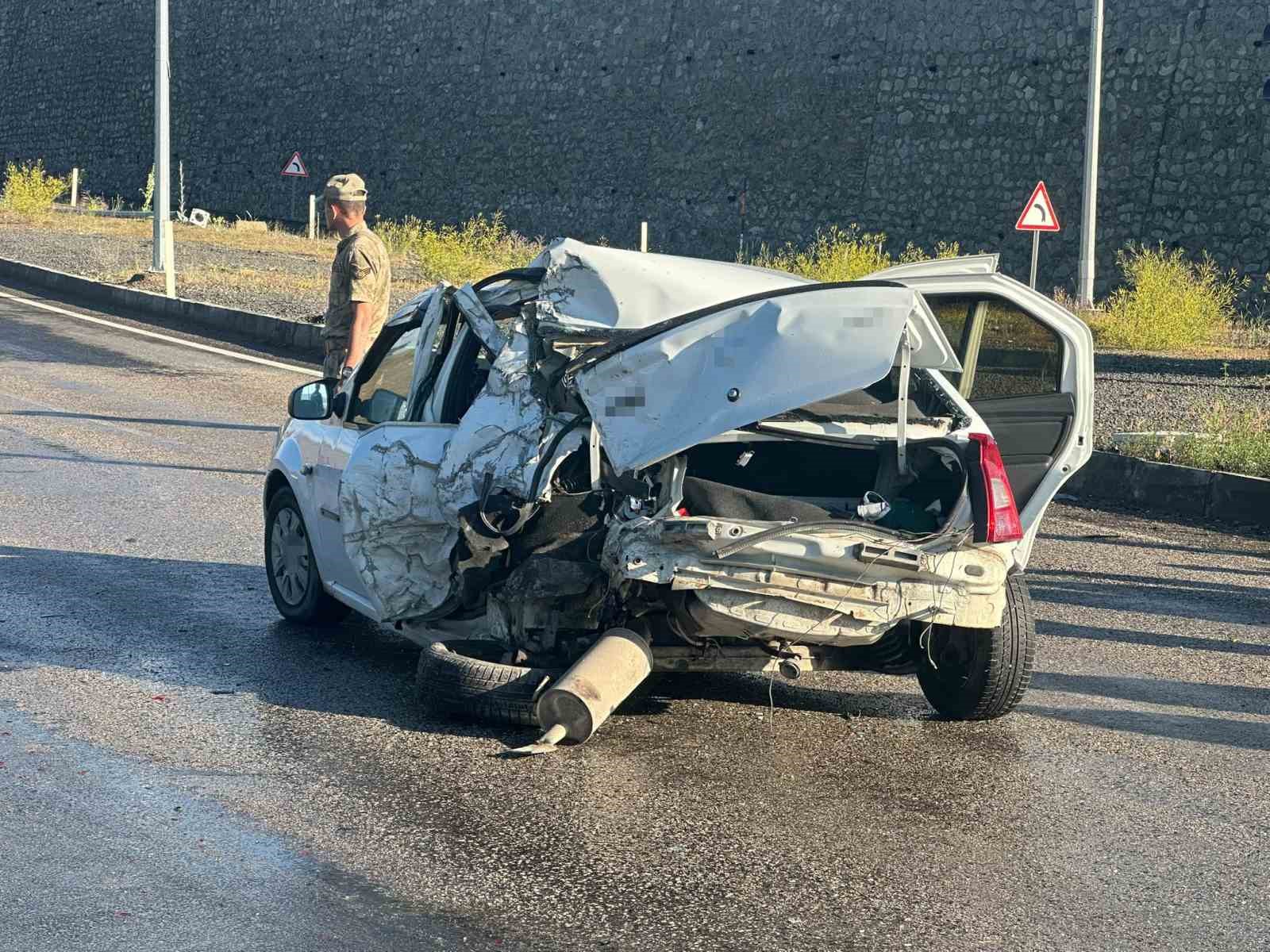 agri-da-freni-tutmayan-kamyonet-kirmizi-isikta-duran-otomobile-carpti-2-yarali