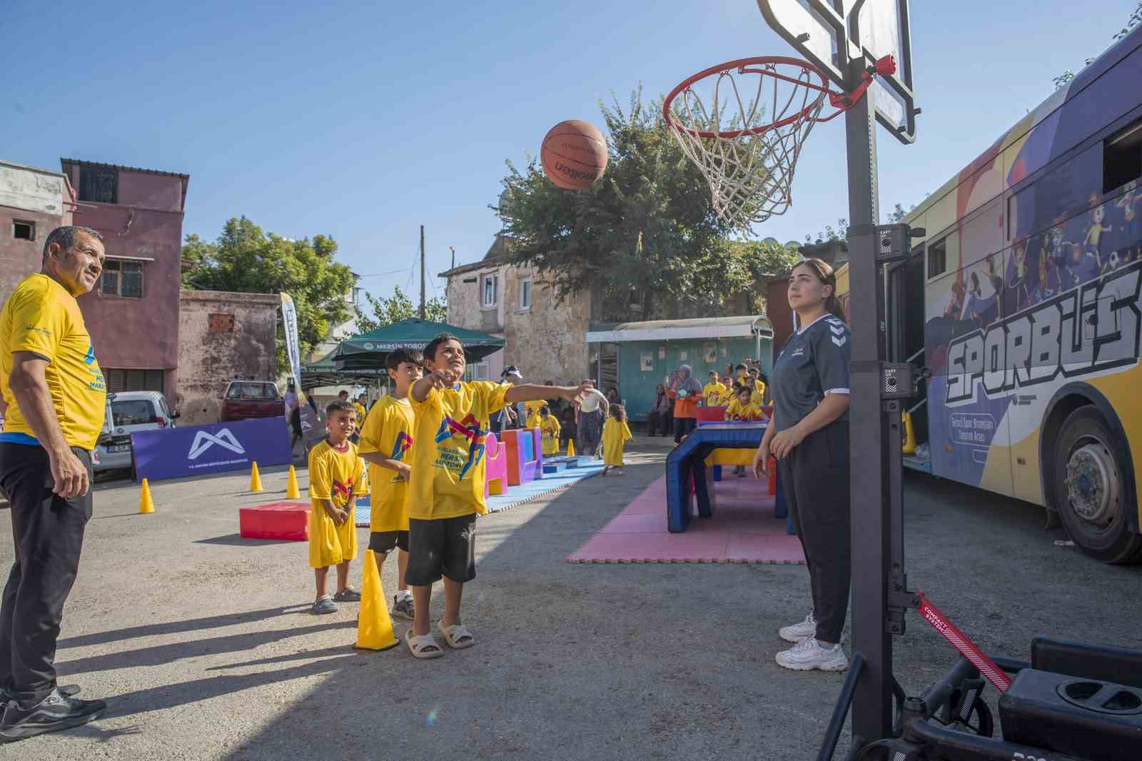 mersin-de-sporbus-ile-26-bin-cocuk-sporla-bulustu