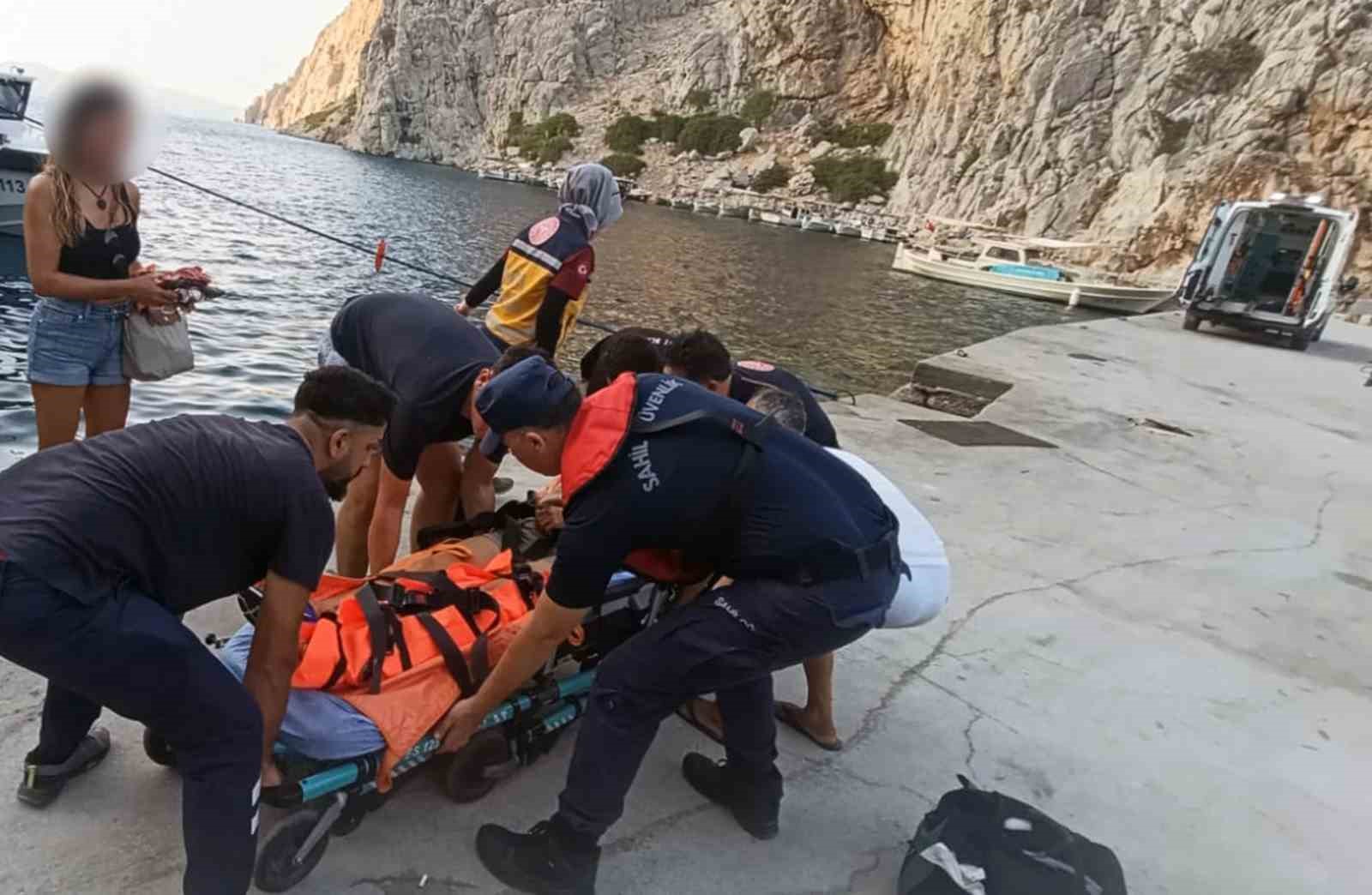 ozel-teknede-yaralanan-vatandasi-sahil-guvenlik-ekipleri-botla-denizden-tahliye-etti