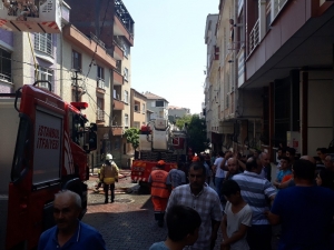 Küçükçekmece’de Çatı Yangını Mahallede Paniğe Neden Oldu