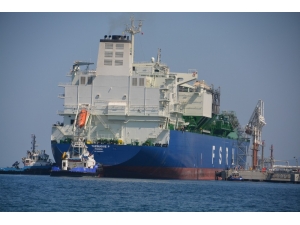 Yeni Yüzer Doğal Gaz Terminali İzmir’de Demirledi