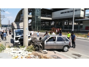 Otomobil İle Kamyonet Çarpıştı: 4 Yaralı