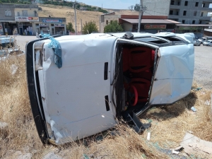 Köpeğe Çarpan Otomobil Şarampole Yuvarlandı: 3 Yaralı