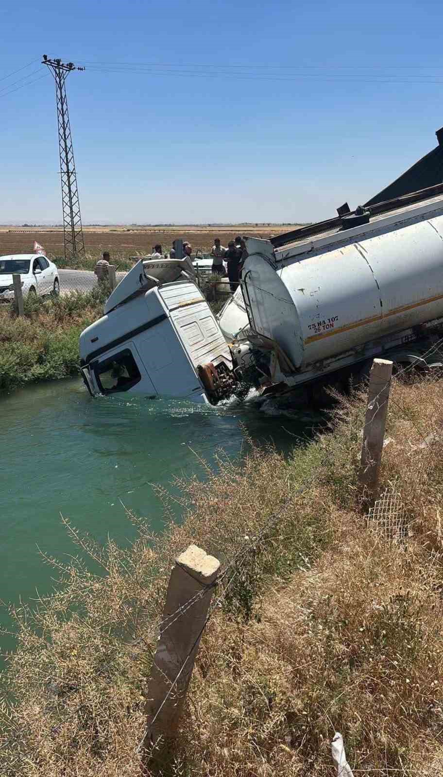 sanliurfa-da-tanker-ve-kamyon-sulama-kanalina-dustu-2-yarali