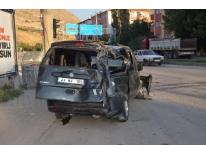 Hafif Ticari Araçla Tır Çarpıştı: 1 Yaralı