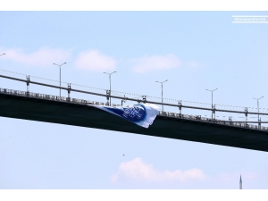 Şampiyon Anadolu Efes’in Bayrağı Köprüye Asıldı