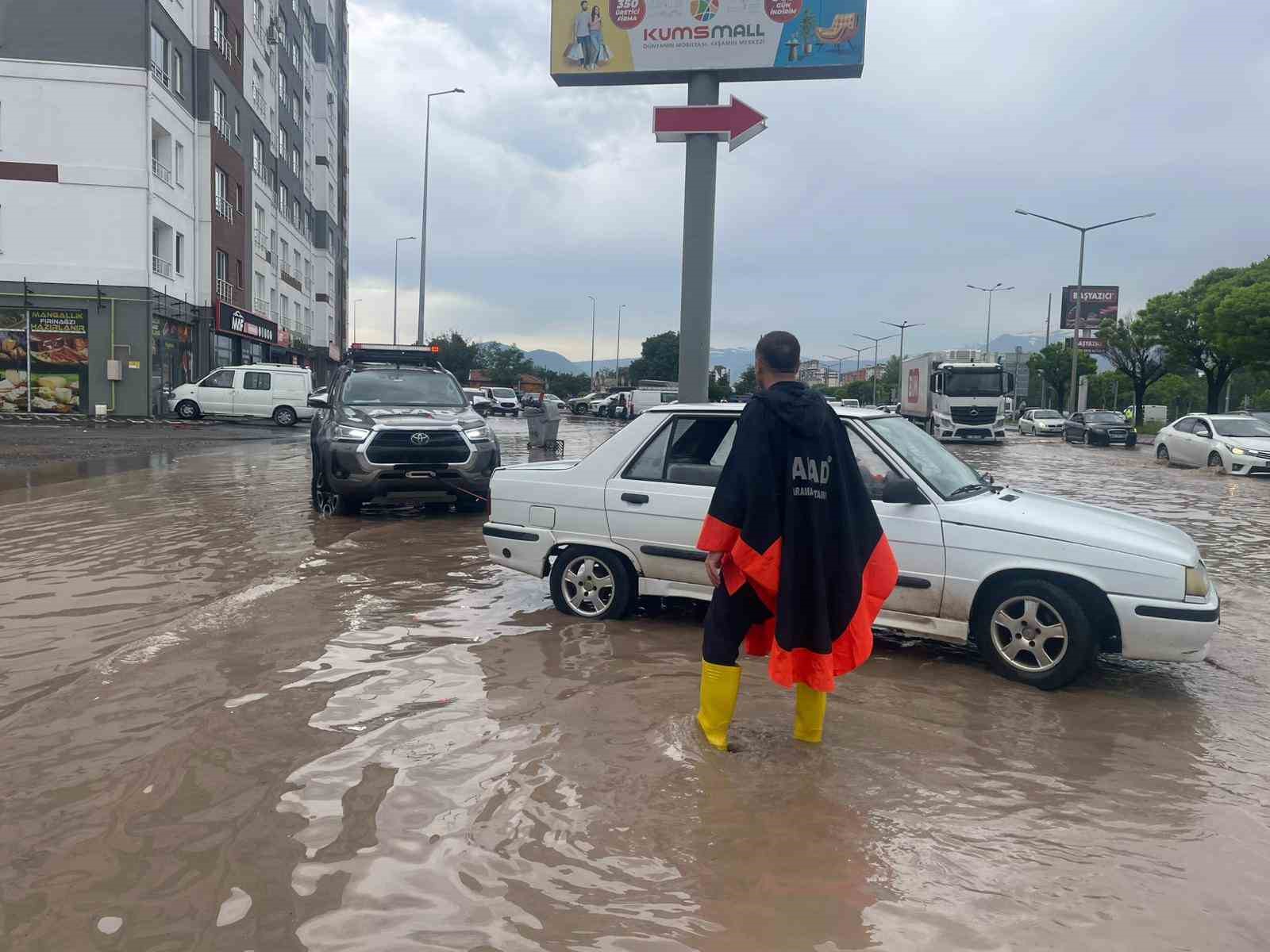 kayseri-de-yagista-araclariyla-mahsur-kalan-vatandaslar-kurtarildi