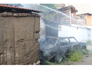 Tosya’da Araç Yangını Eve Sıçradı