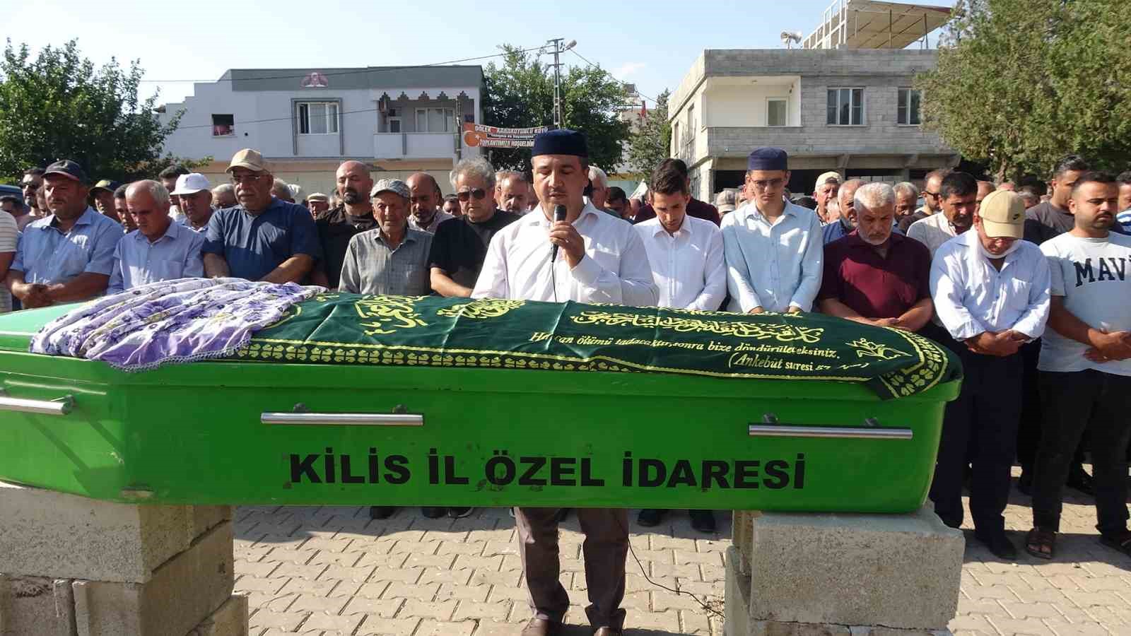 kilis-te-esi-tarafindan-silahla-vurularak-oldurulen-kadin-son-yolculuguna-ugurlandi