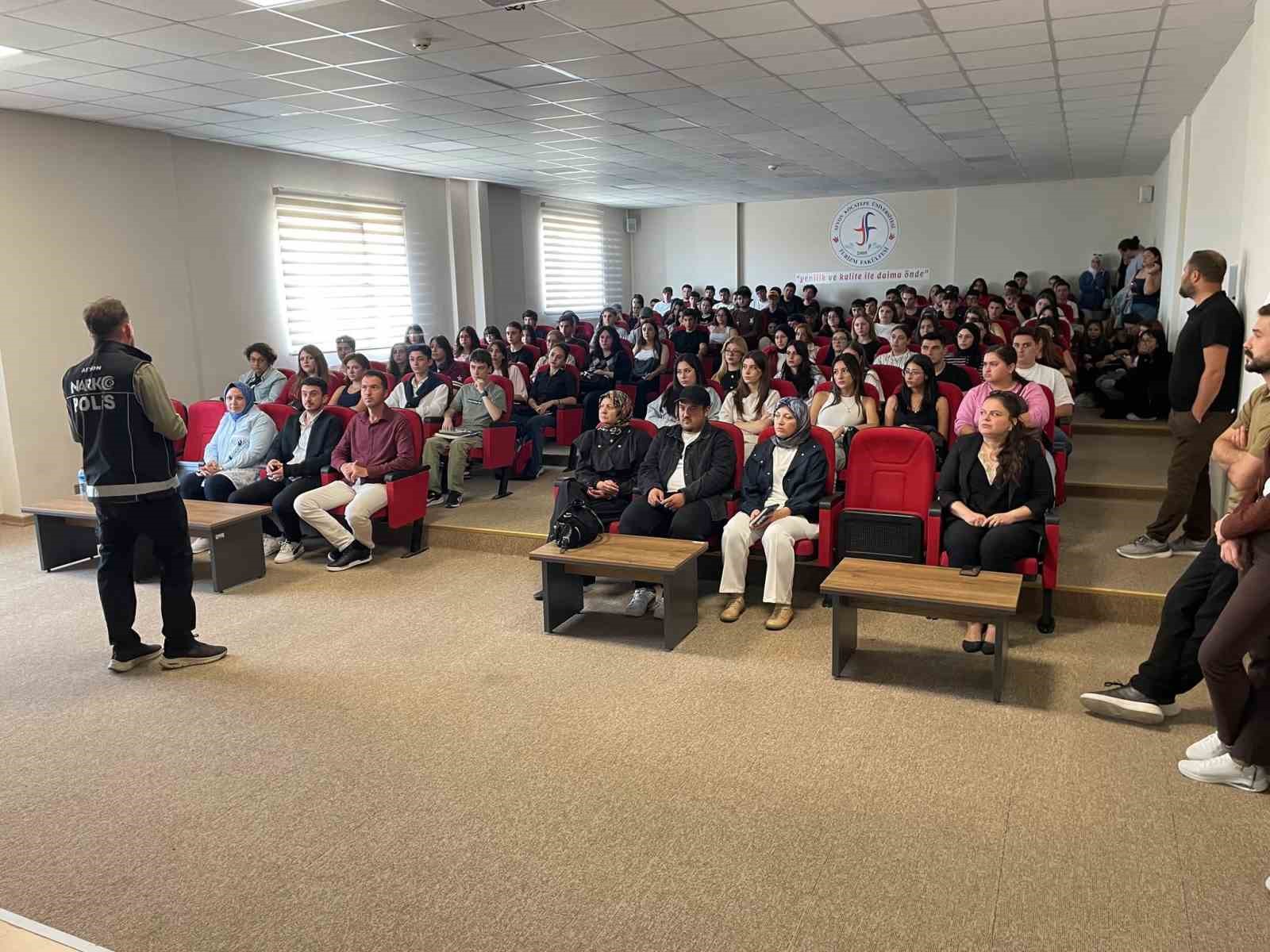 universite-ogrencilerine-bagimlilikla-mucadele-egitimi-verildi
