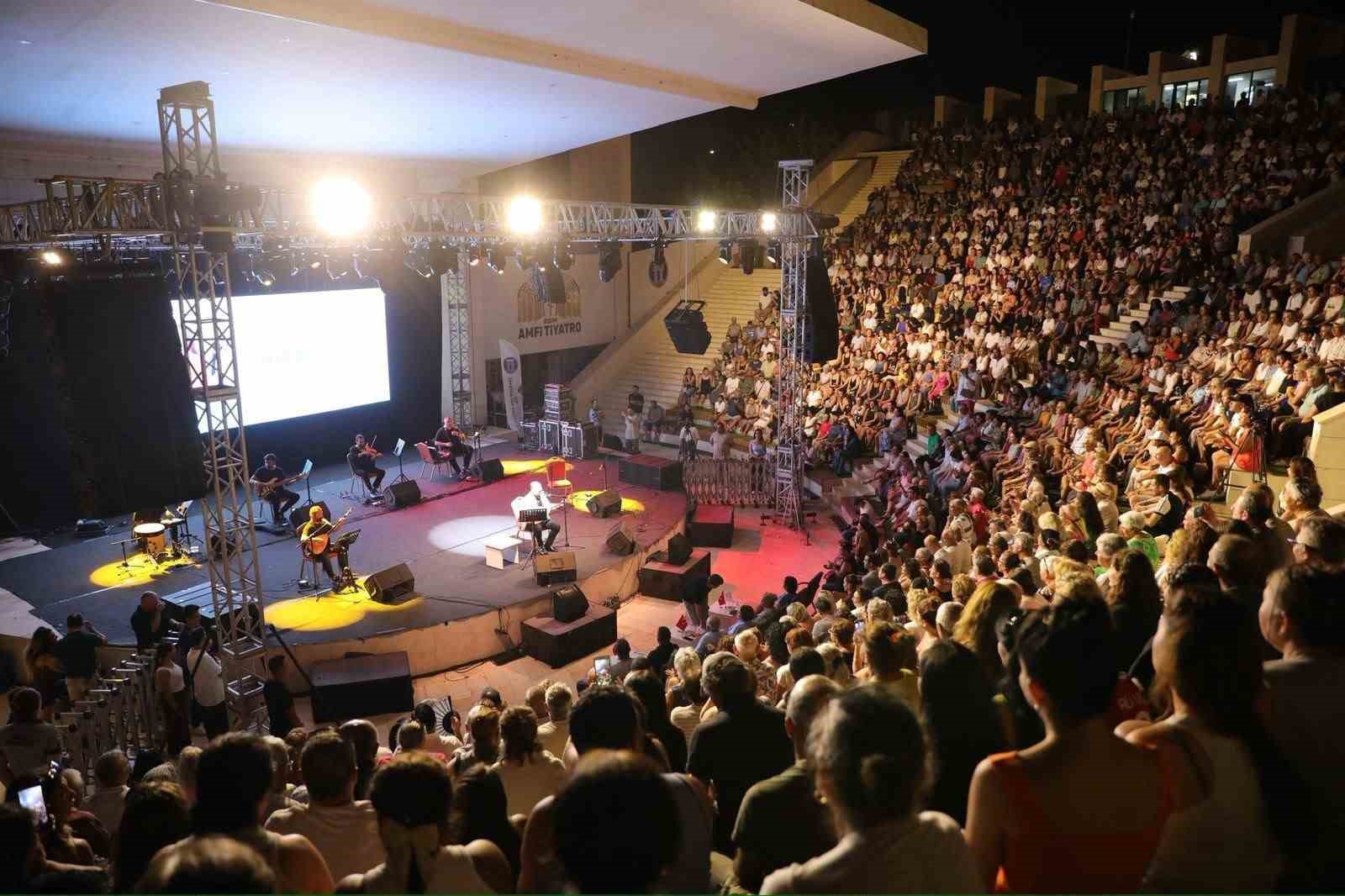 didim-de-amfi-tiyatro-turku-sesleriyle-yankilandi