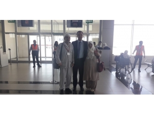 Hac İbadeti İçin Kutsal Topraklara Giden Şehit Ailesini Havalimanından Kaymakam Uğurladı