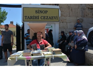 Engelli Şahıs, Tarihi Cezaevi Önünde Kitap Satarak Geçimini Sağlıyor