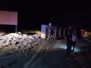 Mersin’de Hafriyat Kamyonu Devrildi: 2 Yaralı